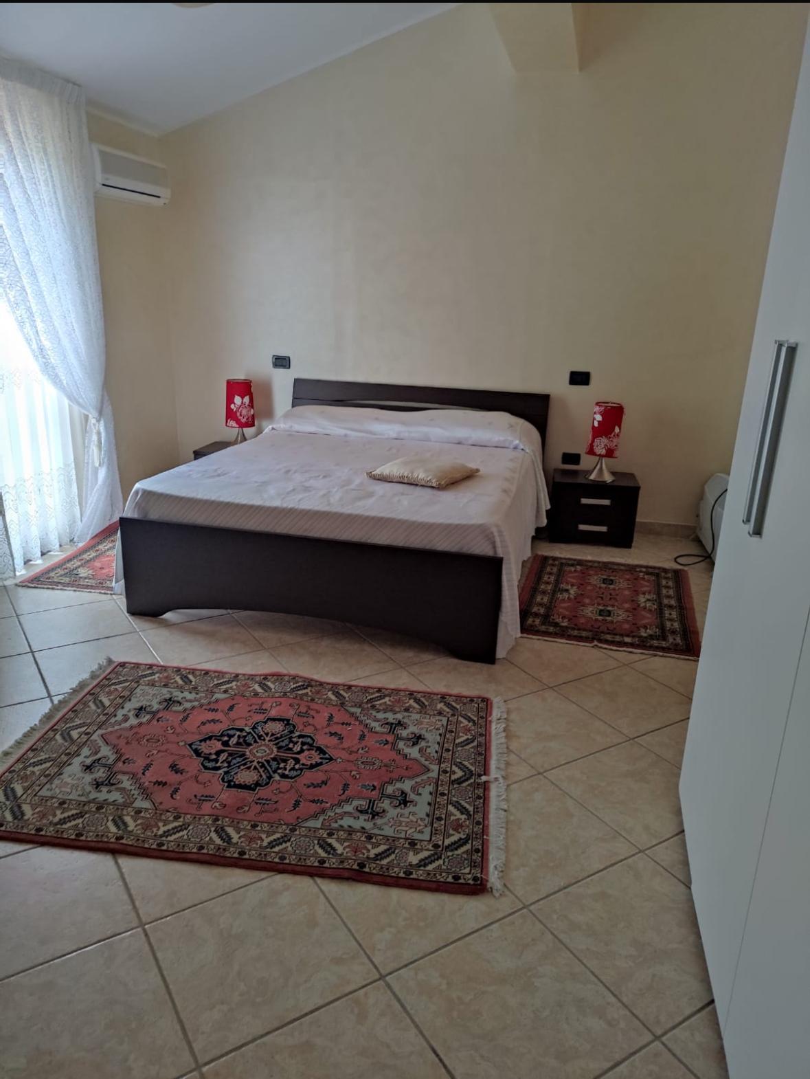 Camera da letto della casa in collina