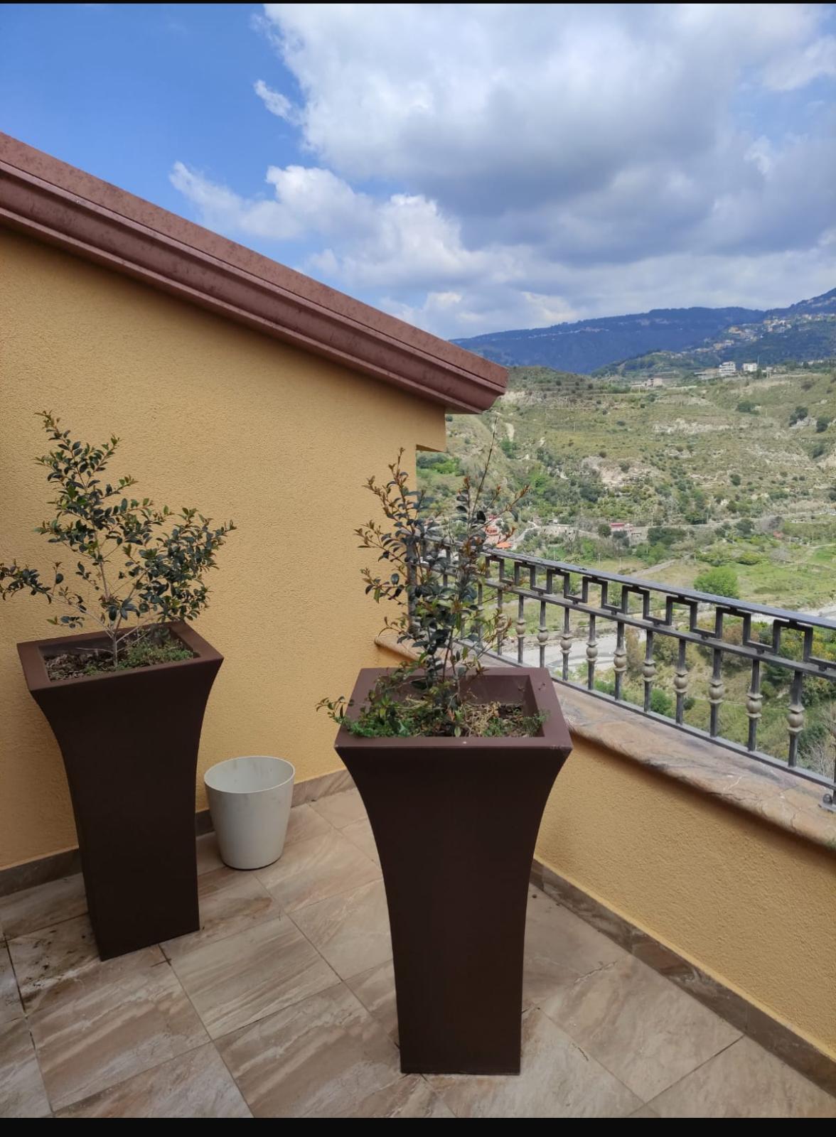 Terrazza con vista della casa in collina